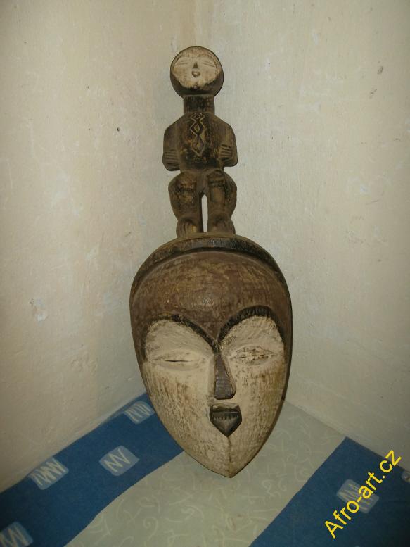 maska Sogo Gabon se soškou